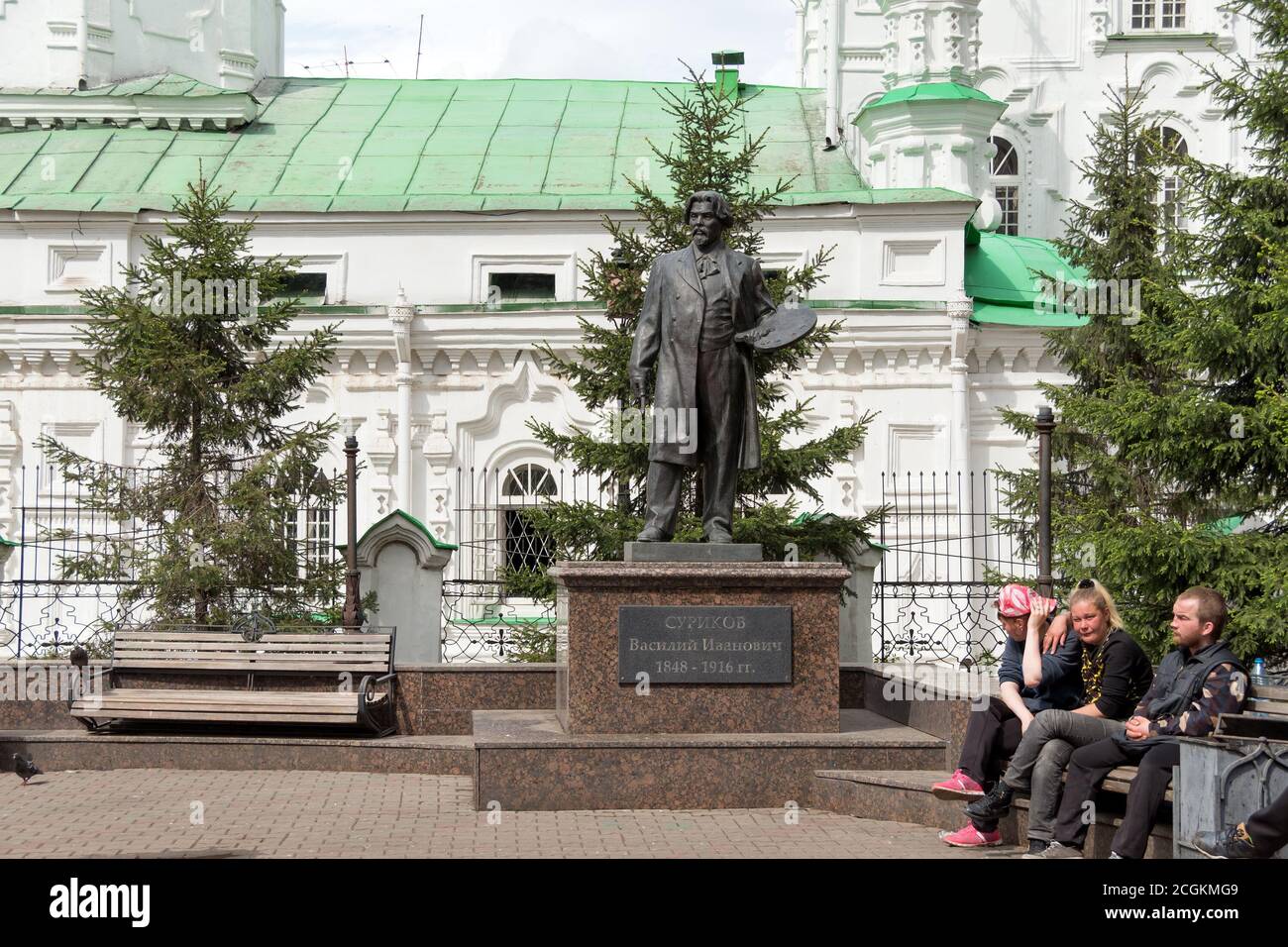 Monumento all'artista Surikov (1960) in Piazza sullo sfondo della Cattedrale della Santa intercessione sul Viale Mira di Krasnoyarsk. Scultore Ilya Kotov. Foto Stock