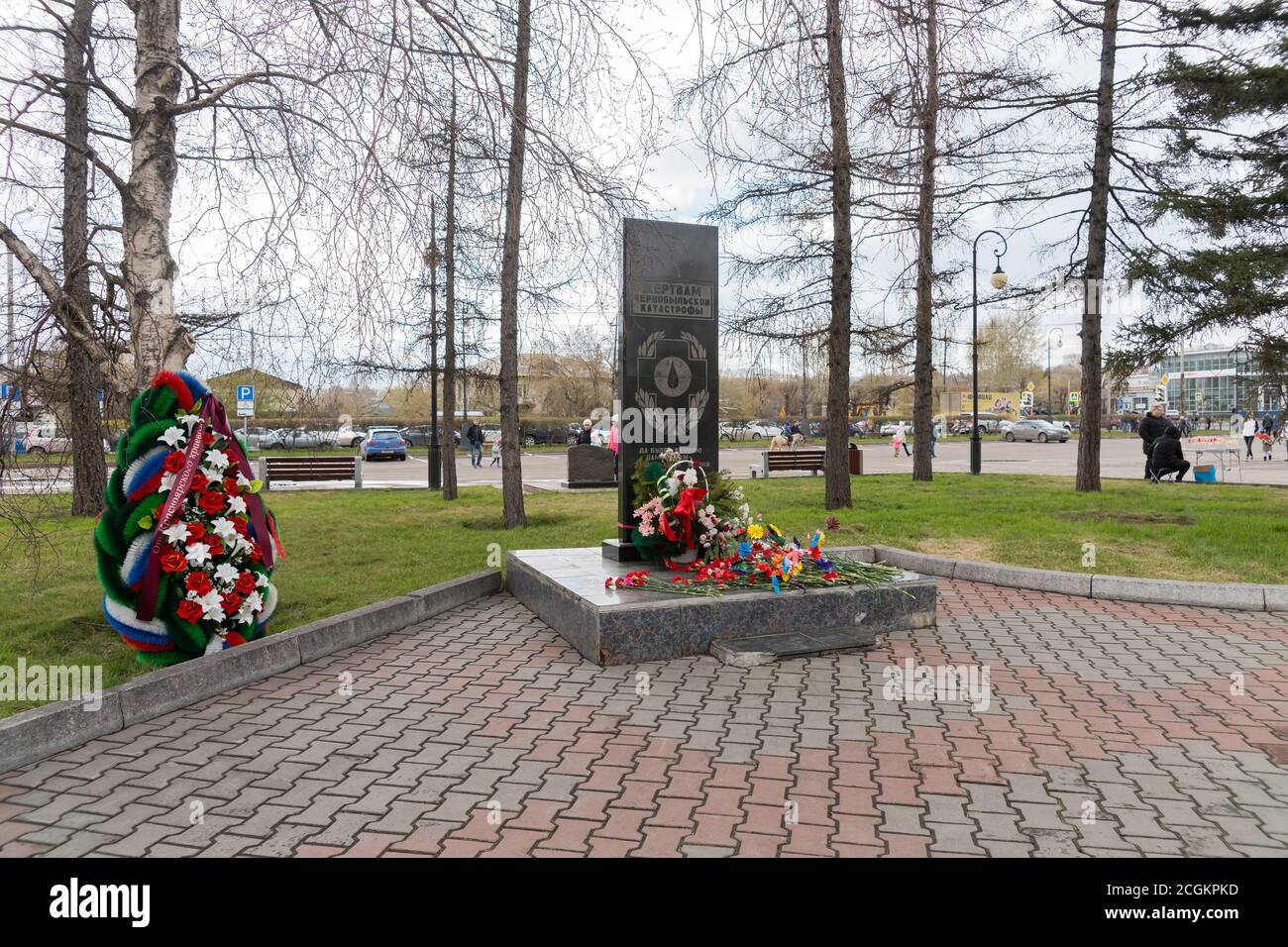 Il monumento alle vittime del disastro di Chernobyl e i liquidatori delle sue conseguenze è stato aperto nel 1997 nella Piazza della Vittoria a Krasnoyarsk. Foto Stock