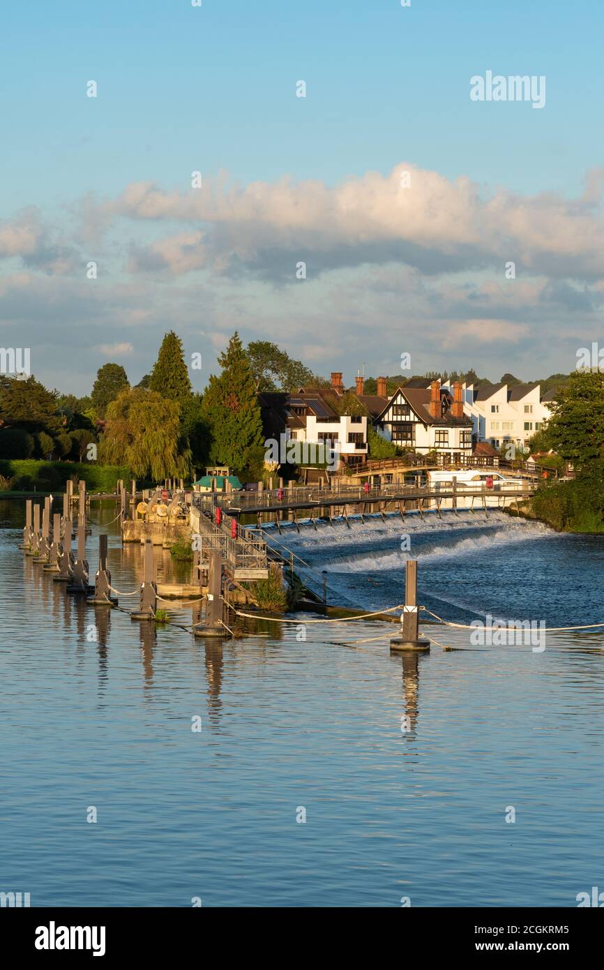 Marlow, una pittoresca cittadina di mercato nel Buckinghamshire, Inghilterra, Regno Unito, sul fiume Tamigi. Vista del weir. Foto Stock