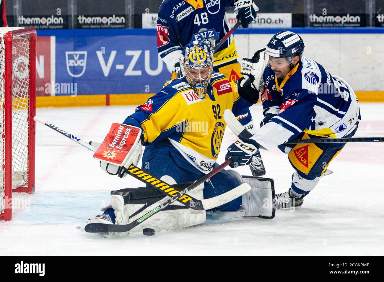 Jerome Bachofner n. 10 (EV Zug) non riesce a 92 portiere Robert Mayer (Davos) durante la preparazione della National League di hockey su ghiaccio tra EV Zug e HC Davos il 09/11/2020 nella Bossard Arena di Zug. Credit: SPP Sport Press Photo. /Alamy Live News Foto Stock