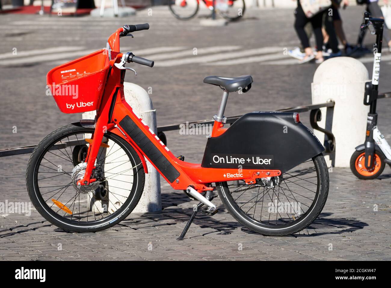 Bicicletta elettrica Uber pronta per l'affitto in Piazza del Popolo, Roma,  Italia Foto stock - Alamy