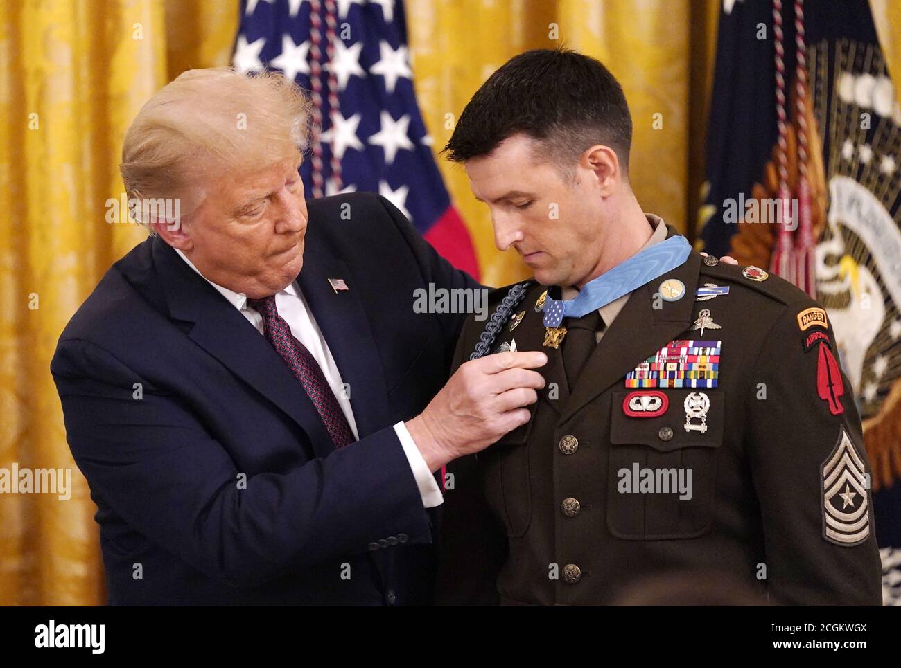 Washington, Stati Uniti. 11 Settembre 2020. Il presidente Donald Trump presenta la Medaglia d'onore al maggiore sergente dell'esercito degli Stati Uniti Thomas Payne nella stanza orientale della Casa Bianca a Washington, DC venerdì 11 settembre 2020. Payne ha ricevuto l'onore di un salvataggio in ostaggio in Iraq. Foto di Chris Kleponis/UPI Credit: UPI/Alamy Live News Foto Stock