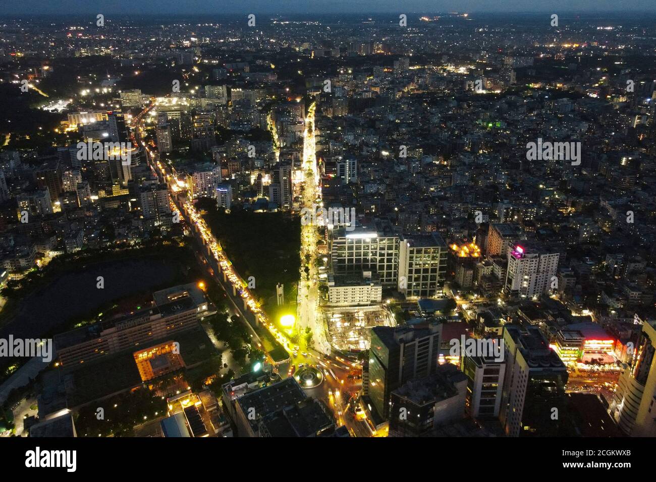 Dhaka, Bangladesh. 11 Settembre 2020. Vista aerea da Drone: Città notturna  che sorvola la strada e le luci notturne, a Dhaka, Bangladesh, 11 settembre  2020. Con una densità di 47,400 persone per