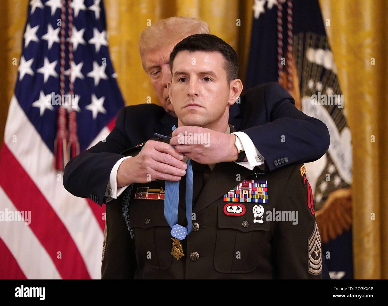 Washington, Stati Uniti. 11 Settembre 2020. Il presidente Donald Trump presenta la Medaglia d'onore al maggiore sergente dell'esercito degli Stati Uniti Thomas Payne nella stanza orientale della Casa Bianca a Washington, DC venerdì 11 settembre 2020. Payne ha ricevuto l'onore di un salvataggio in ostaggio in Iraq. Foto di Chris Kleponis/UPI Credit: UPI/Alamy Live News Foto Stock
