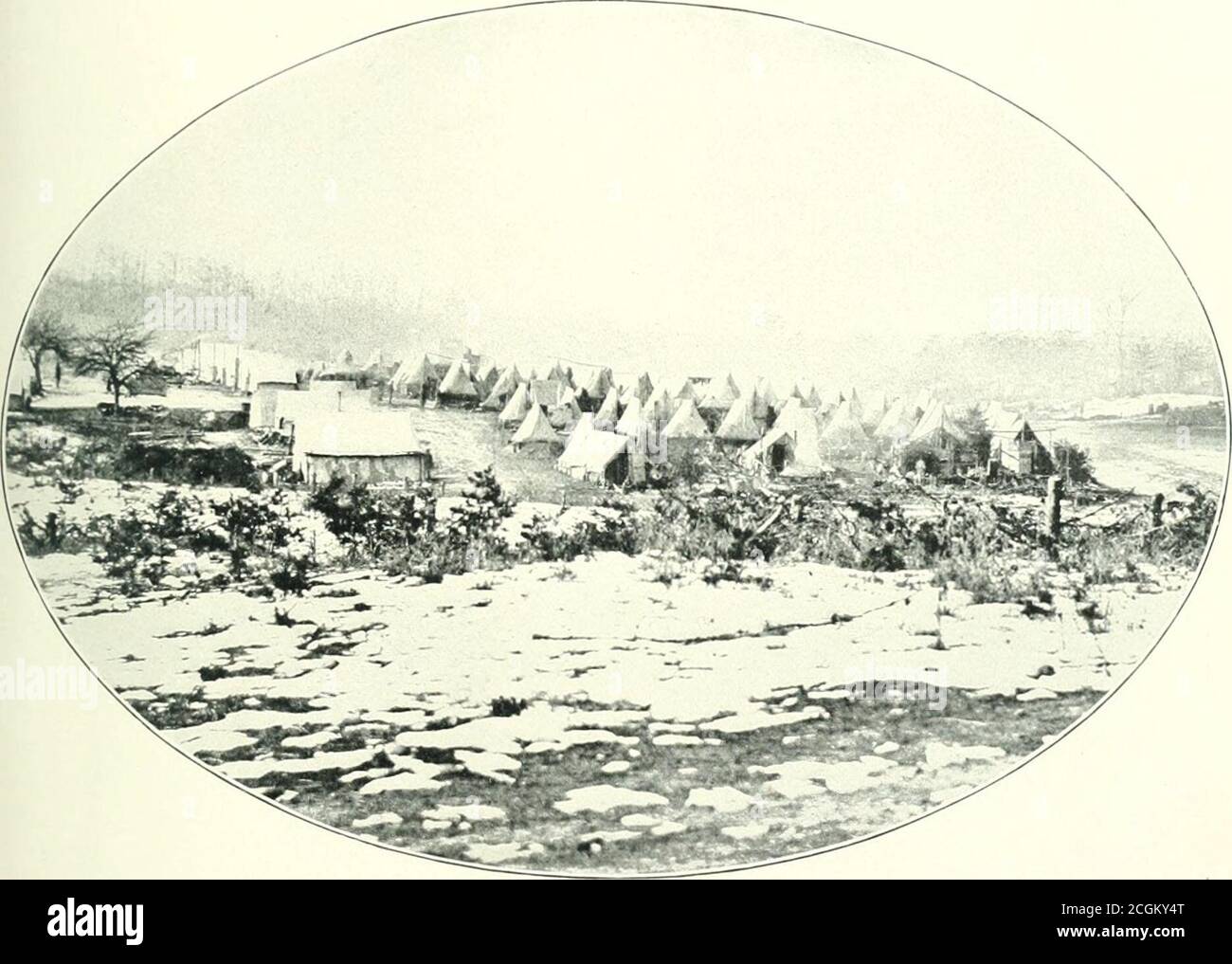 . La storia fotografica della Guerra civile : migliaia di scene fotografate 1861-65, con testo di molte autorità speciali . L'ESPLOSIONE DELLA VERGA VA MALEDETTO DA come una visione evocata da Gordon McCabes versetto sorge questa accampamento della quarantaquattresima New York sulle pianure della Virginia. La neve che copre il primo piano suggerisce di se stesso il fumo debole che si alza fromthe cm nip e si libra come un velo sulla collina oltre. Si può supporre che il gufo sia tailandese, per tutta la sua piume-vecchia, e che le lepri vanno limando attraverso l'erba congelata. Eppure non è tanto lo sforzo di mantenere caldo il cupo su Foto Stock