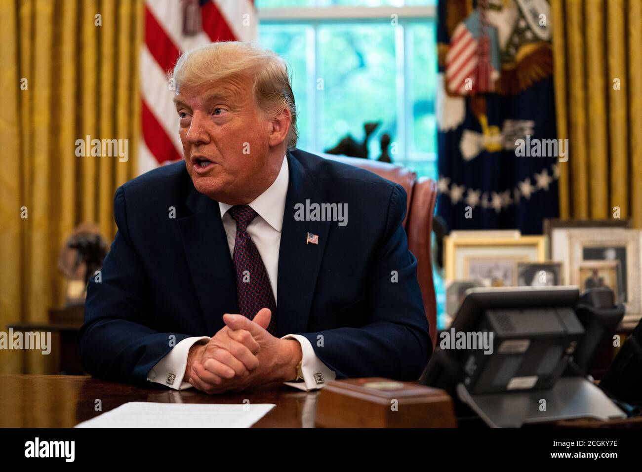 Il presidente degli Stati Uniti Donald J. Trump parla ai giornalisti dell’Oval Office della Casa Bianca di Washington, DC dopo l’annuncio che il 11 settembre 2020 il Bahrain normalizzerebbe le relazioni con Israele. Credit: Anna Moneymaker/Pool via CNP /MediaPunch Foto Stock