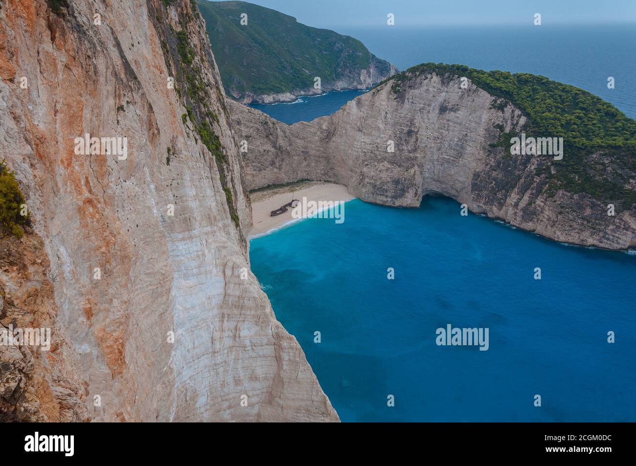 L'impressionante scogliera verticale della spiaggia del relitto, isola di Zante, Grecia Foto Stock