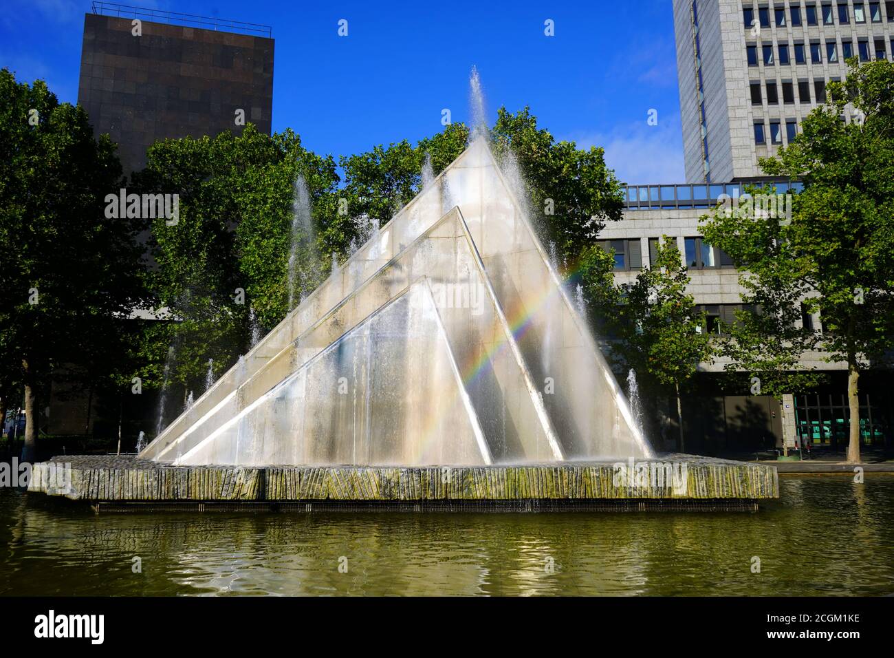 Il Drei-Segel-Brunnen (fontana a tre veli) a Düsseldorf, Germania, con arcobaleno naturale in una giornata di sole. Scultore: Heinz Mack. Foto Stock