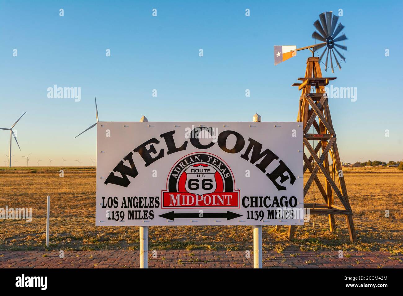 Texas, Adrian, Route 66, segnale di metà strada tra Chicago e Los Angeles Foto Stock