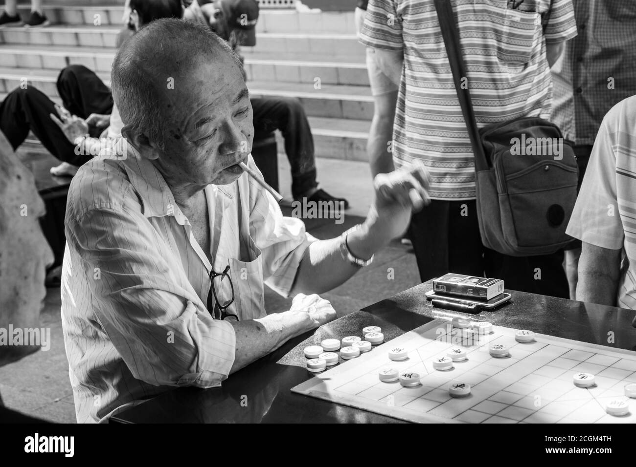 Chinatown, Singapore - 11 2018: Vecchio che gioca a Xiangqi, scacchi cinesi Foto Stock