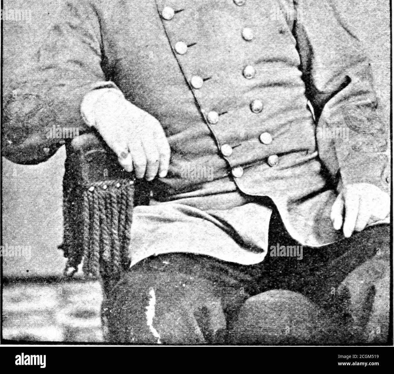 . Ricordo di un cavallino della guerra civile [risorsa elettronica] . Lieut.-col. J. O. NIXON, 1865. DELLA GUERRA CIVILE. 1J si mise in segno di perseguire. Nessun uomo oserebbe fare whatwas non strettamente in conformità con la regola militare. Asoldato in servizio era tenuto a salutare un ufficiale di theline con una spalla, un ufficiale di campo con le presentarms. Il padrone del carro era circa la stessa altezza del Lieut. Colonnello, e anche i loro capelli erano argentati. Tom era la trinella di Post Xo. i e, mentre il Col.Nixon passava, notò che riceveva solo armi da masso. Fermandosi immediatamente, ha detto, Soldier, sai wh Foto Stock
