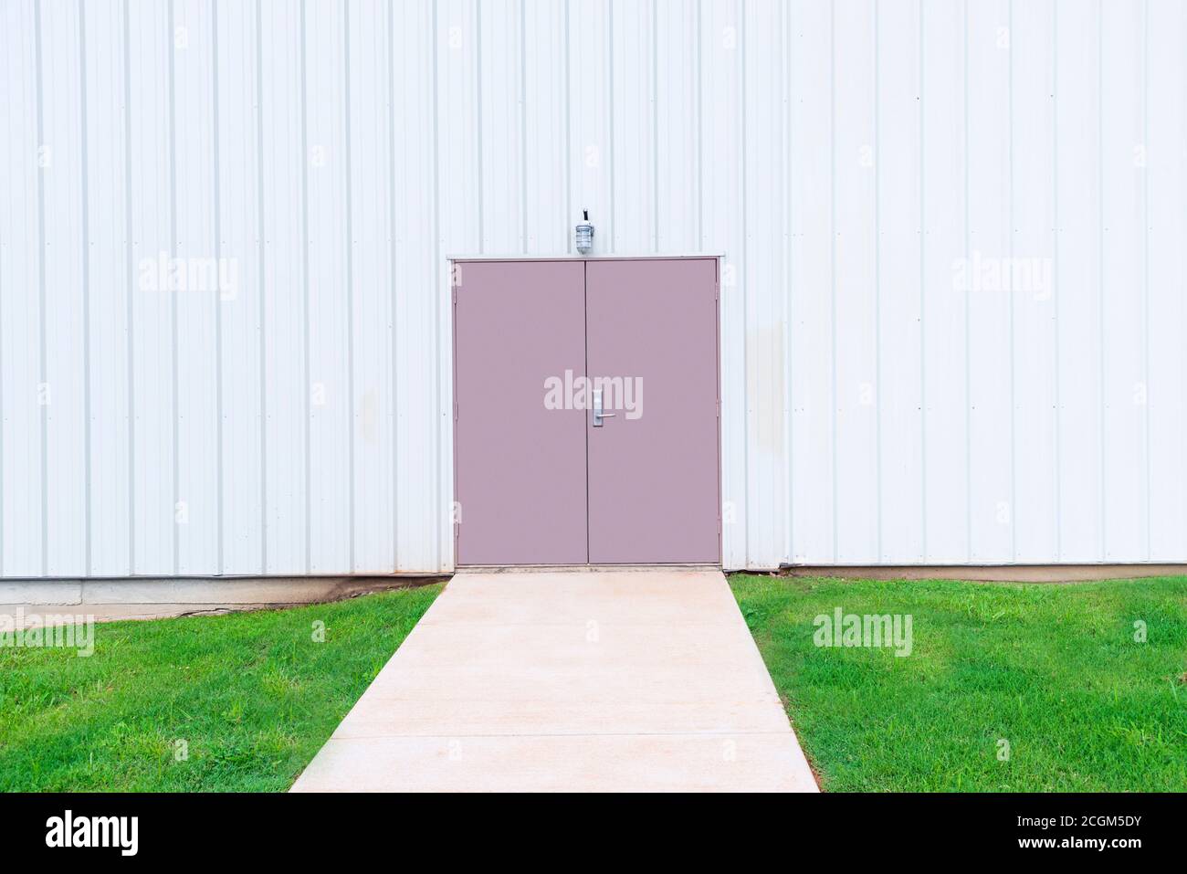 Immagine orizzontale di una doppia porta in un edificio commerciale con spazio per la copia. Foto Stock
