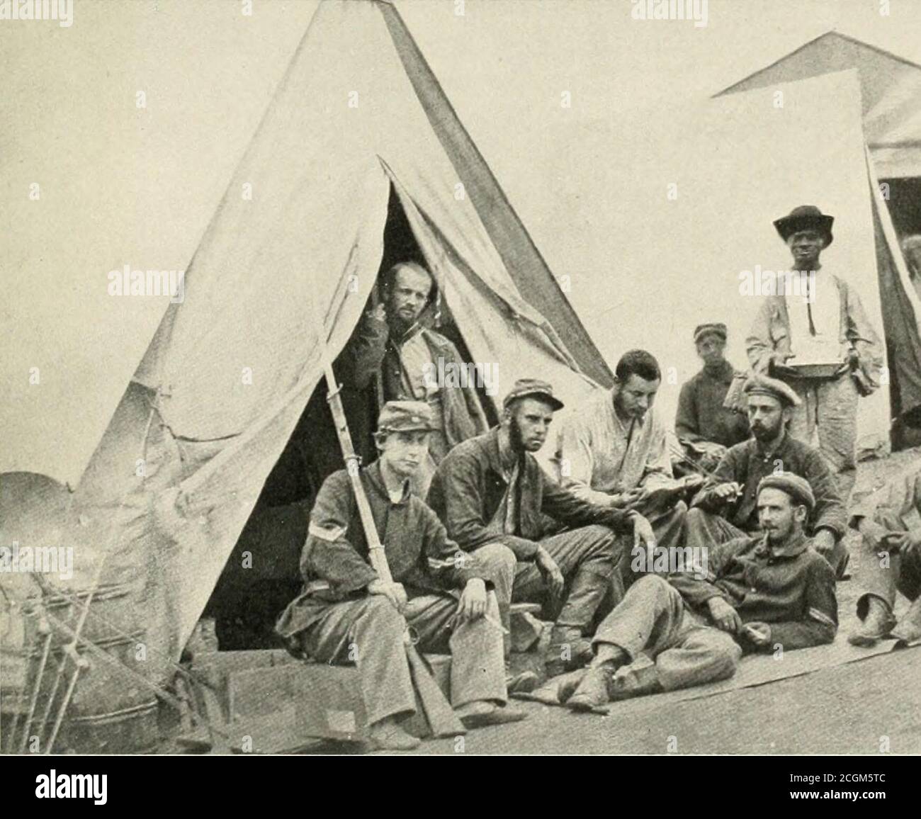 . La storia fotografica della Guerra civile : migliaia di scene fotografate 1861-65, con testo di molte autorità speciali . MGHT, 1911, REVISIONE DELLE RECENSIONI ufficiali della SETTANTUNESIMA FANTERIA NEWYORKESE la settantunesima fanteria NEWYORKESE, o seconda Excelsior, è stata organizzata a Camp Scott, Statcn Island, New York, come il secondo reggimento della brigata di Sickles nel giugno 1801. Gli uomini partirono per Washington il 23 luglio. La fotografia in basso mostra un gruppo fuori servizio, che si rilassa al sole vicino alle loro case di tela, in questo caso UNA tenda. Accompagnarono MeClellan alla Penisola, e servirono in tutto Foto Stock