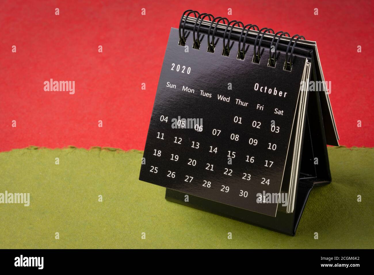 Ottobre 2020 - calendario da tavolo a spirale su carta colorata fatta a mano Foto Stock