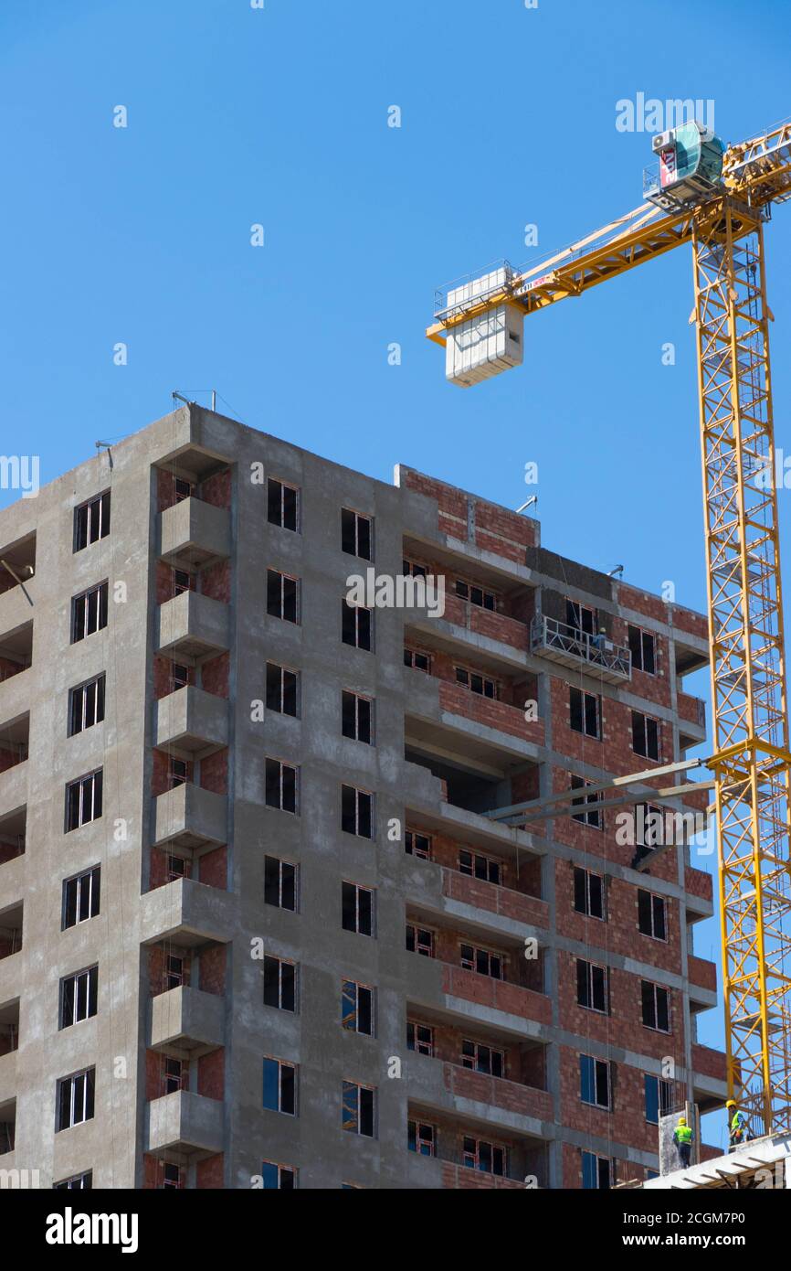 La gru di costruzione e l'edificio contro il cielo blu. Baku - Azerbaigian: Settembre 2020 Foto Stock