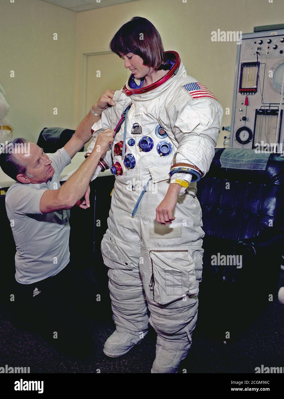 Astronauta Anna Fisher adatti per la formazione su un mockup di una sezione modulare dell'HST per assialmente un strumento scientifico di cambiare. Foto Stock