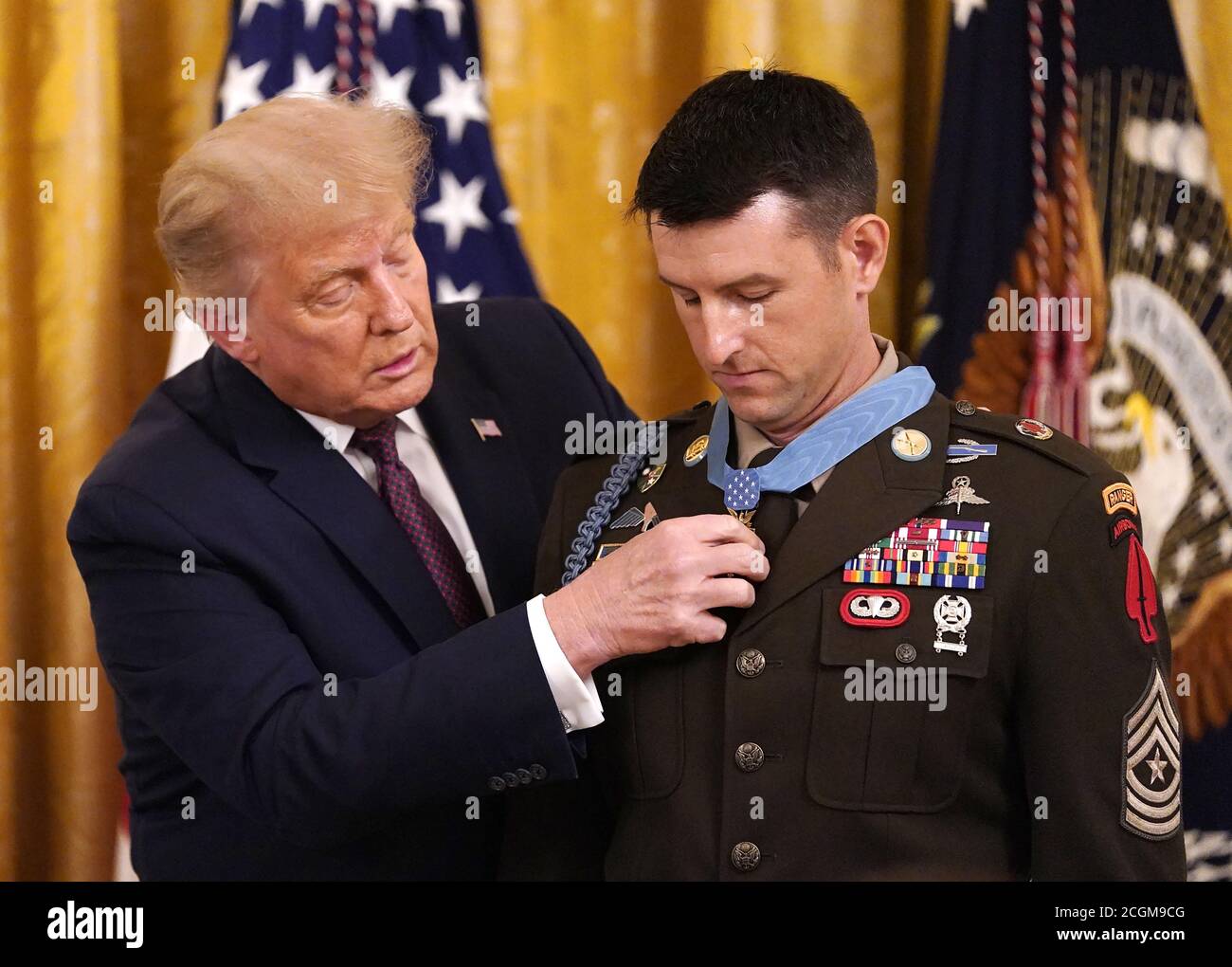 Washington, Stati Uniti. 11 Settembre 2020. Il presidente Donald Trump presenta la Medaglia d'onore al maggiore sergente dell'esercito degli Stati Uniti Thomas Payne nella stanza orientale della Casa Bianca a Washington, DC venerdì 11 settembre 2020. Payne ha ricevuto l'onore di un salvataggio in ostaggio in Iraq. Foto di Chris Kleponis/UPI Credit: UPI/Alamy Live News Foto Stock