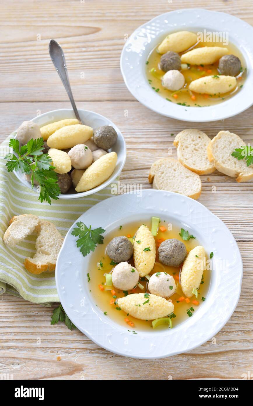 Deliziosa zuppa di nozze composta da un brodo di carne forte con vari gnocchi piccoli Foto Stock