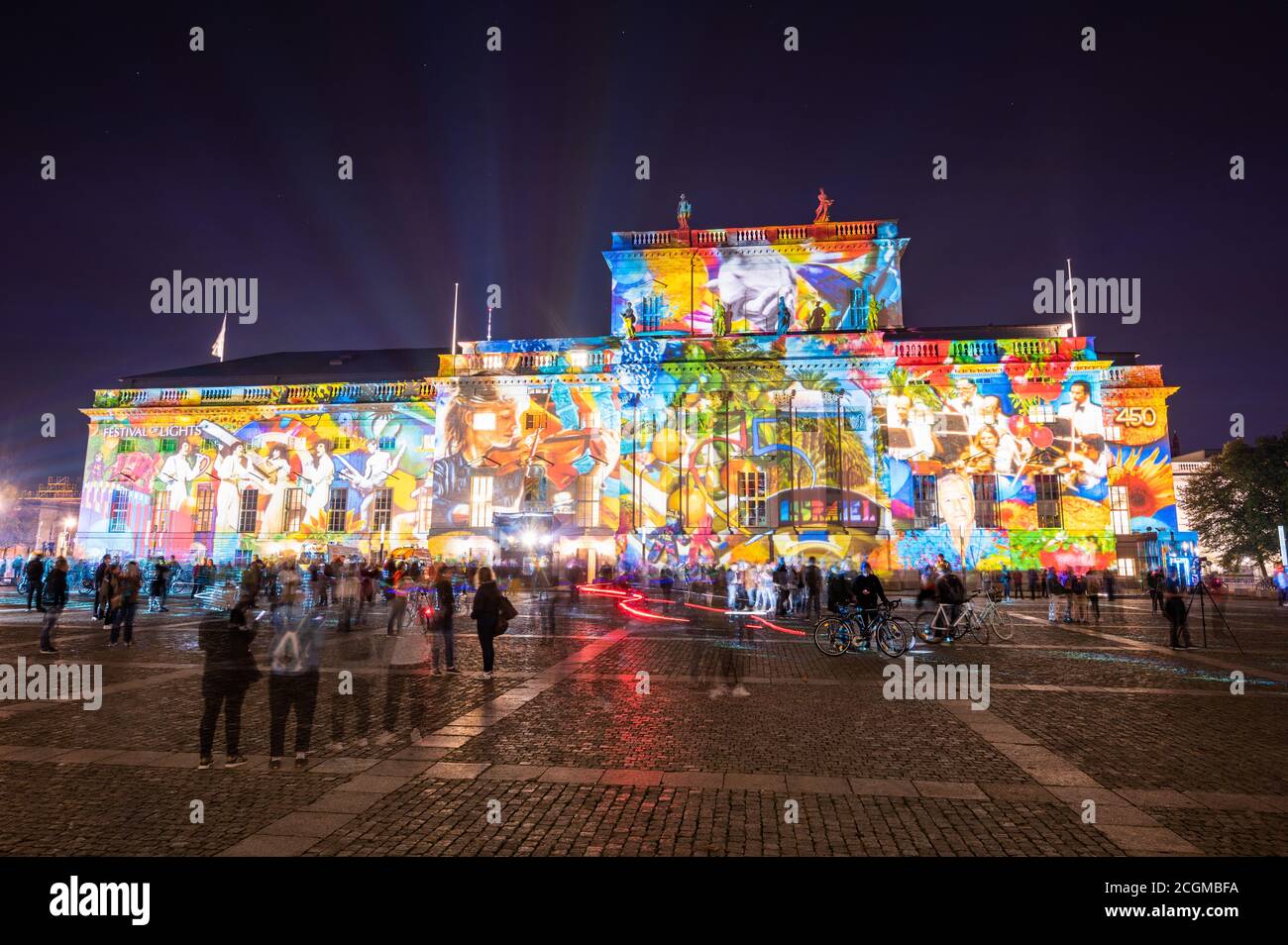 Berlino, Germania. 11 Settembre 2020. Lo Staatsoper Unter den Linden è illuminato per il Festival delle luci. Il Festival delle luci si terrà a Berlino dal 11 al 20 settembre 2020, tutti i giorni dalle 20:00 alle 24:00. Credit: Christophe Gateau/dpa/Alamy Live News Foto Stock