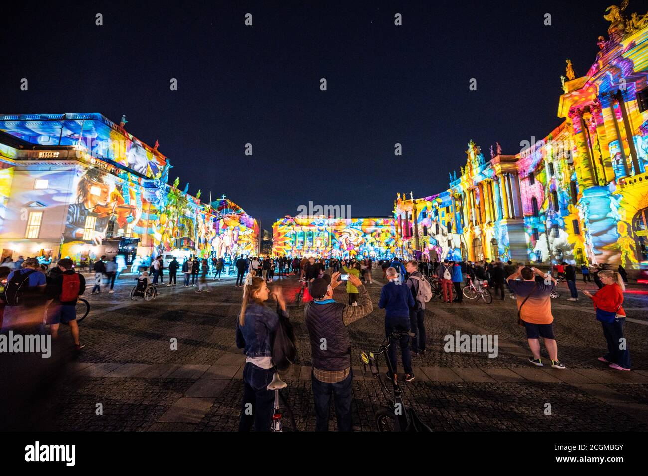 Berlino, Germania. 11 Settembre 2020. Lo Staatsoper Unter den Linden (l-r), la Cattedrale di Sant'Hedwig, l'Hotel de Rome e la Facoltà di giurisprudenza dell'Università di Humboldt sono illuminati per il Festival delle luci. Il Festival delle luci si terrà a Berlino dal 11 al 20 settembre 2020, tutti i giorni dalle 20:00 alle 24:00. Credit: Christophe Gateau/dpa/Alamy Live News Foto Stock