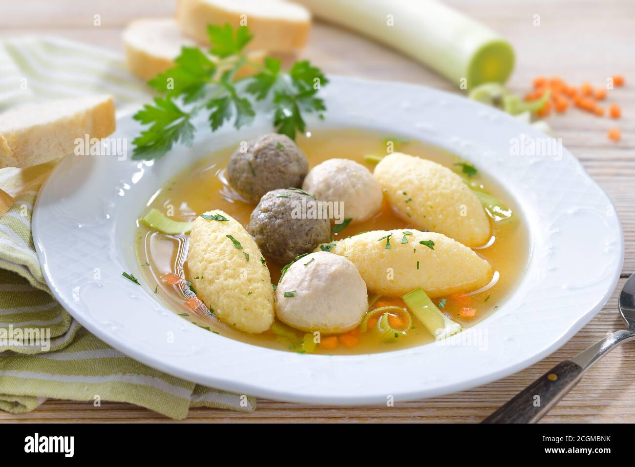Deliziosa zuppa di nozze composta da un brodo di carne forte con vari gnocchi piccoli Foto Stock