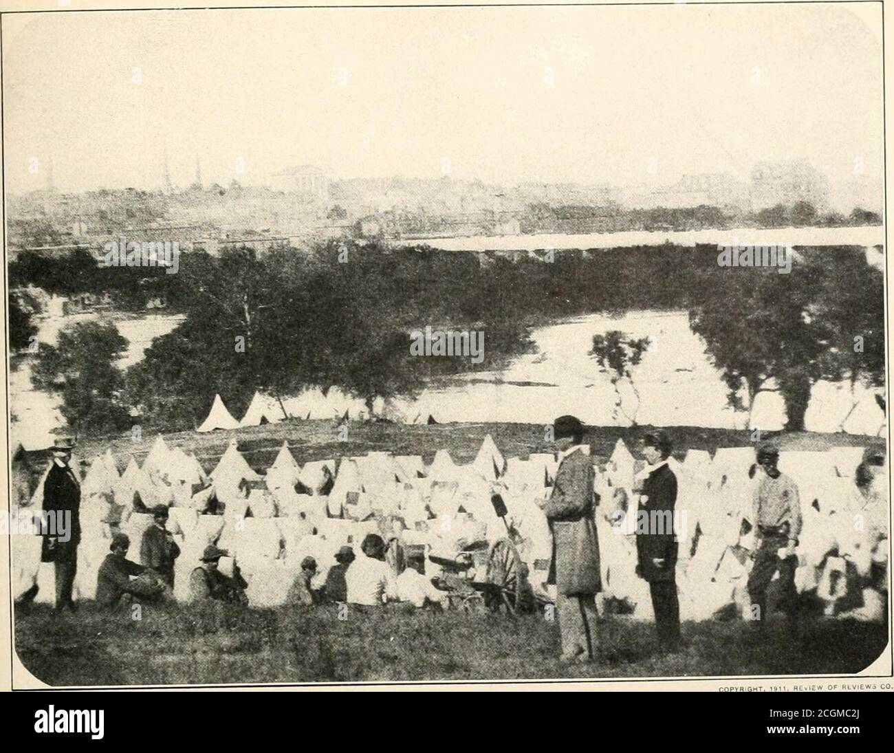. La storia fotografica della Guerra civile : migliaia di scene fotografate 1861-65, con testo di molte autorità speciali . ) allacciato in esso, e gli uomini sletton il pavimento. Da esso. Il colonnello Rose e i suoi compagni scapparono, nel 1864, facendo una tunneling dal seminterrato sotto la strada, ma le fughe erano generalmente poche. Questa prigione fu il comando del maggiore Thomas P. Turner, un subor-dinato Richard Turner, che ebbe un controllo più diretto. Per un certo tempo è stato fatto un tentativo di conservare ragionevoli jjre-cautions sanitario. I pavimenti sono stati lavati; un bagno maleducato è stato installato e le pareti sono state rincuorate Foto Stock