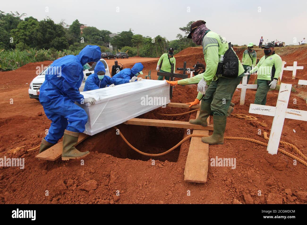 Pondok, Indonesia. 11 Settembre 2020. L'atmosfera funeraria per il corpo di Covid-19 al Cimitero pubblico di Pondok Rangon (TPU), Giacarta Est, venerdì 11 settembre 2020. Poiché il numero di residenti esposti a sempre più vittime è caduto indietro, il numero di sepolture rimaste per i corpi dei pazienti di Covid-19 in questo luogo di sepoltura è solo di circa 1,100 sepolture. Credit: Pacific Press Media Production Corp./Alamy Live News Foto Stock