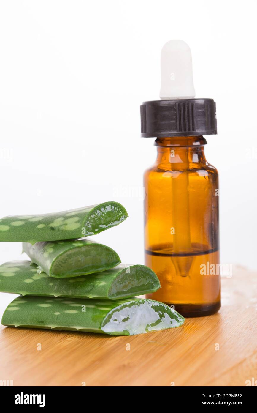 Aloe vera pianta con gocce fresche e bottiglia di vetro contagocce. Mockup della confezione di siero di collagene. Beauty prodotto cosmetico annunci poster modello. Isolato backgroun Foto Stock