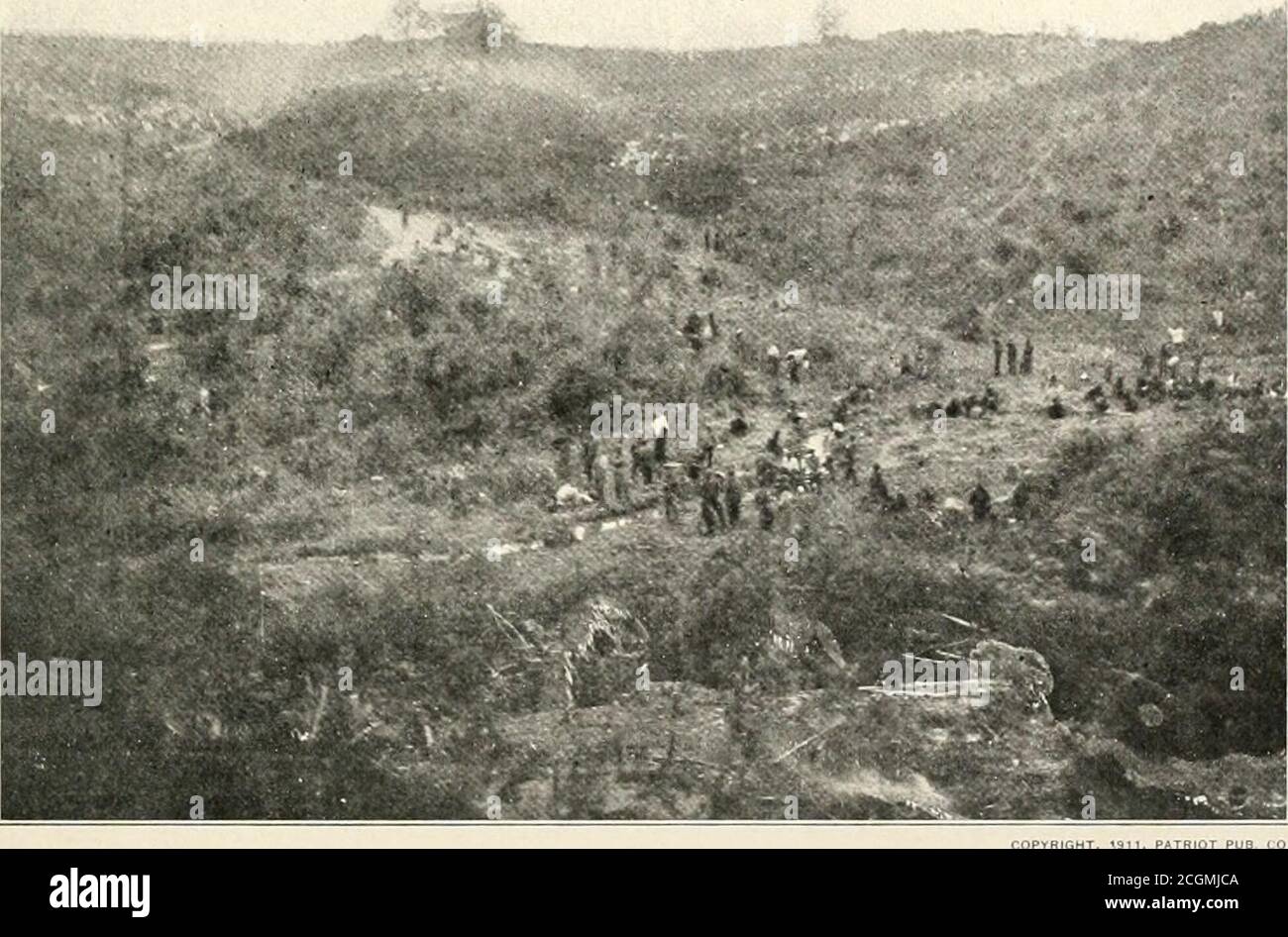 . La storia fotografica della Guerra civile : migliaia di scene fotografate 1861-65, con testo di molte autorità speciali . % %). FOTO, 9n PUB CALDO per UNA VISTA PIÙ STRETTA DEI PRIGIONIERI CONFEDERATI A BELLE PLAIN il fotografo aveva lavorato sulla valle più vicino al campo di prigionieri confederati a Belle Plainquando questa visione è stata presa. Il letto del piccolo ruscello è ora visibile, con il gruppo di soldati loungingby le sue rive. Fu il 23-26 maggio 1864, che Lee aveva controllato Grant al North Anna Riverin le latters Advance verso Richmoiul. Mentre l'esercito era a Spotsylvania, la sua wa Foto Stock