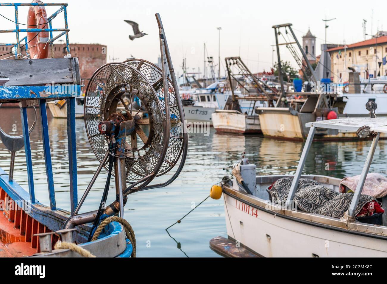 Pescherecci e pescatori nel porto di Livorno, Toscana, Italia Foto Stock