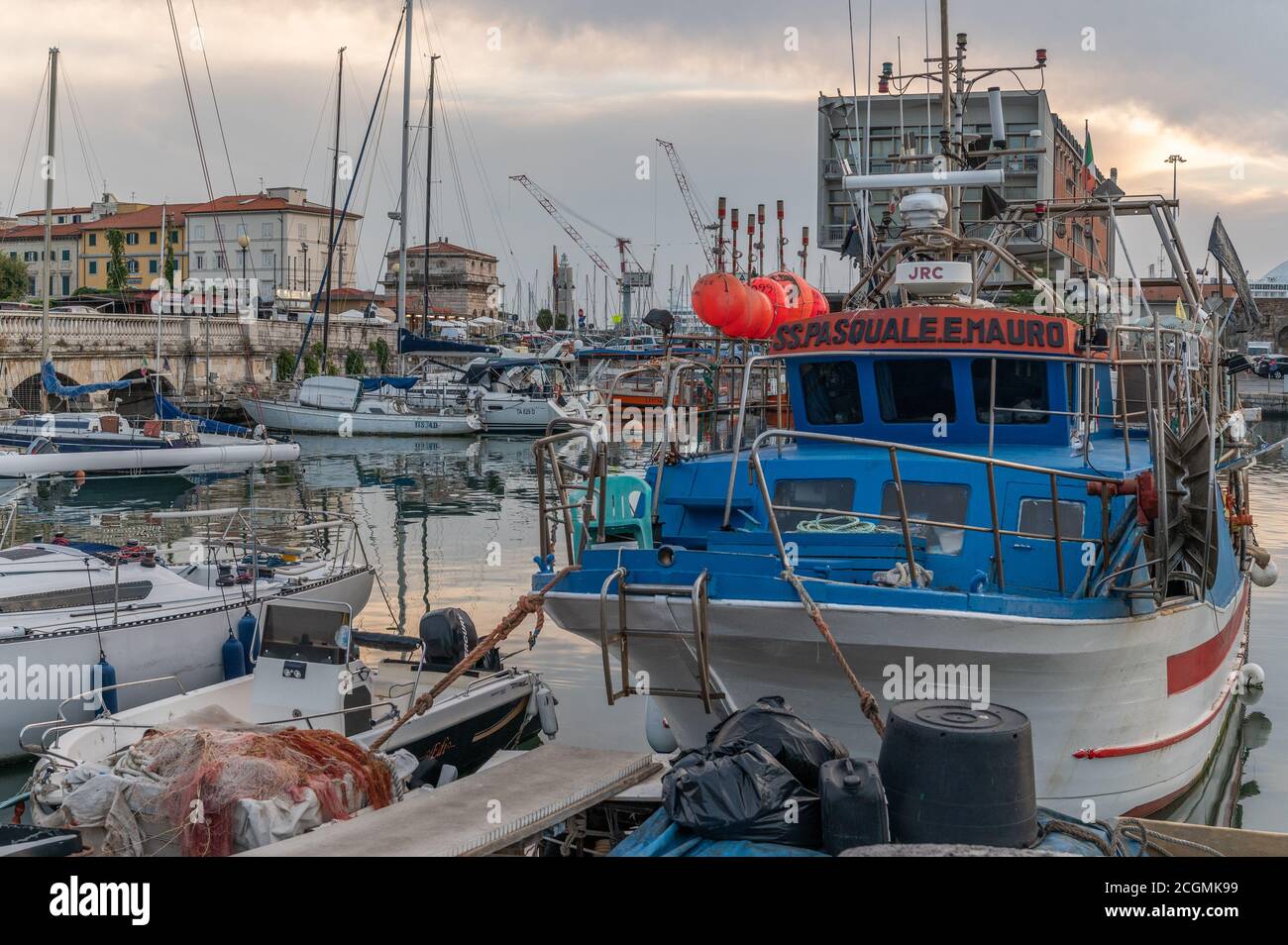 Pescherecci e pescatori nel porto di Livorno, Toscana, Italia Foto Stock