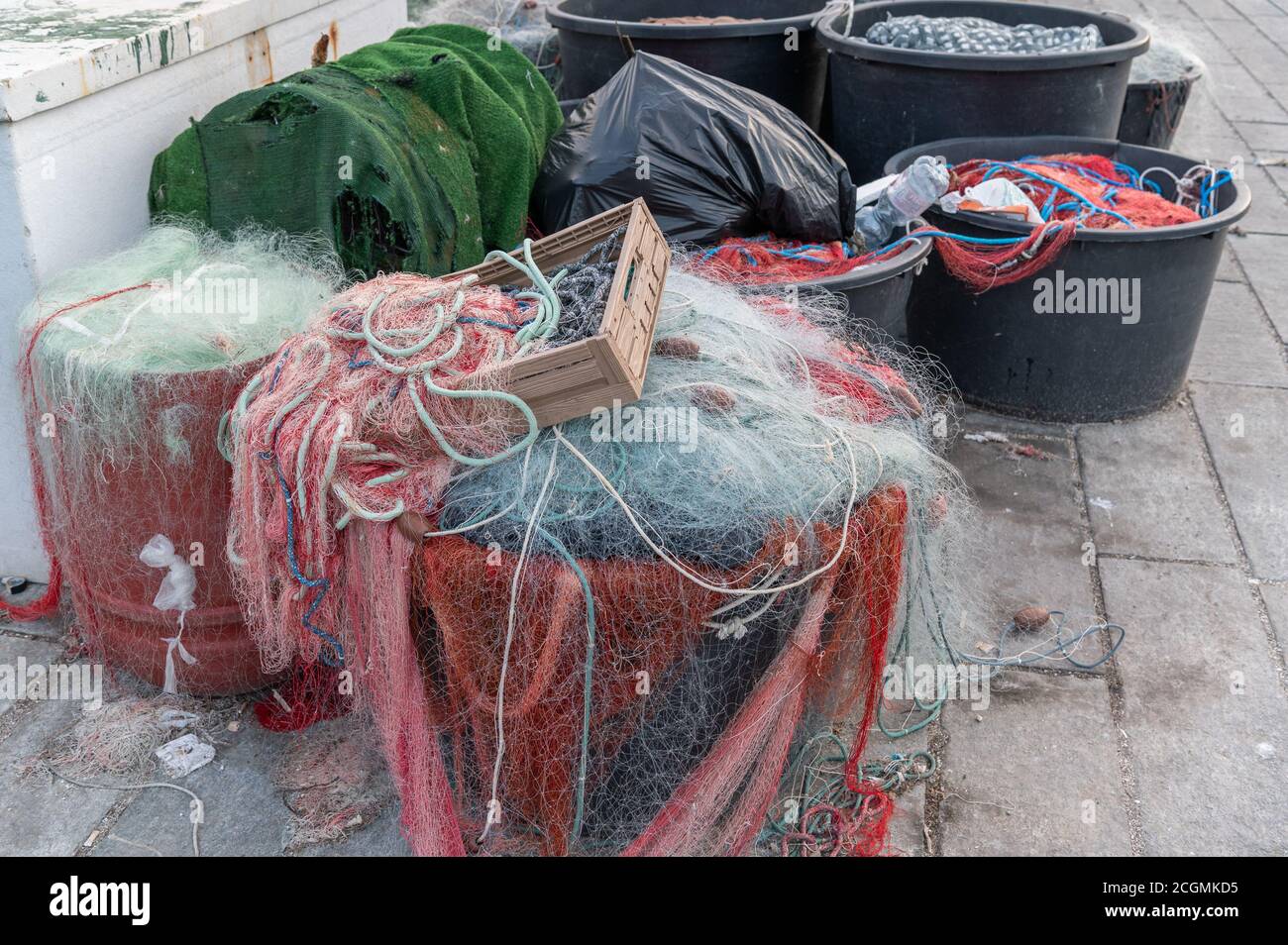Pescherecci e pescatori nel porto di Livorno, Toscana, Italia Foto Stock