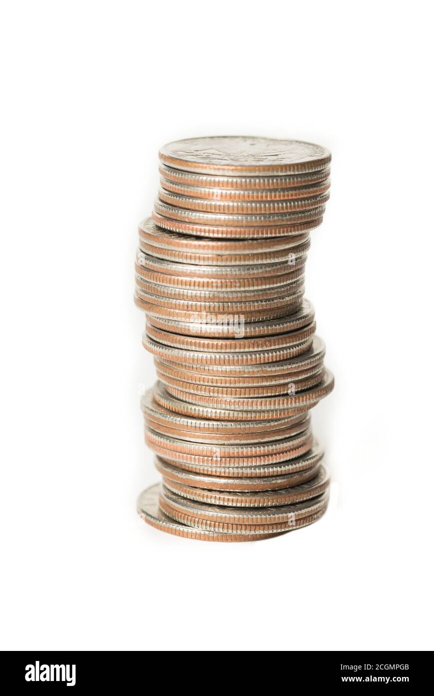 Pila di quarti USA su sfondo bianco Foto Stock