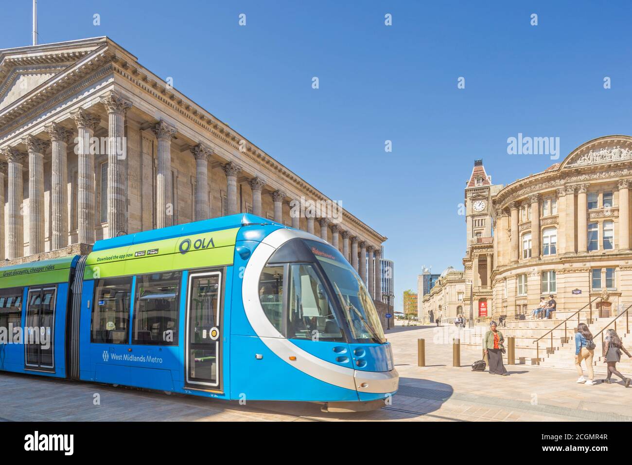 West Midlands Metro che opera tra Birmingham e Wolverhampton, passando per il Municipio in Victoria Square, Birmingham, Inghilterra, Regno Unito Foto Stock