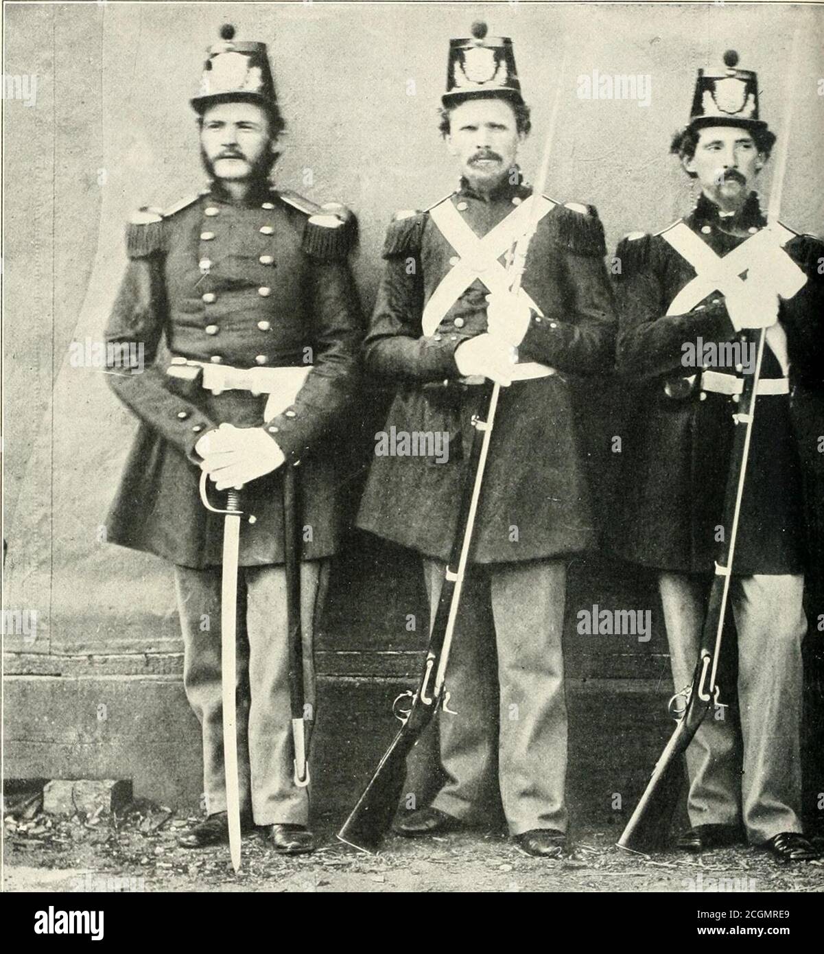 . La storia fotografica della Guerra civile : migliaia di scene fotografate 1861-65, con testo di molte autorità speciali . MARINES PRESSO IL CANTIERE NAVALE DI WASHINGTON [E-5]. SOLDATI ANFIBI - 1865 questa impressionante immagine iif un offiaer e cinque priati nel corpo marino degli Stati Uniti mostra la iinahty di uomini tlie wlio maiie upthat leighly importante l)rancli di servizio tlie. Il corpo marino degli Stati Uniti era estal&gt;hshed dalla legge del congresso il 11 luglio. 1T9S, come aggiunta all'attuale stabilimento militare Tlie. Il 30,18 giugno;U, un altro atto per la sua organizzazione migliore è stato approvato. Themarines noi Foto Stock