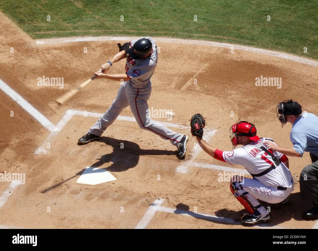 Swing e una mancanza, una squadra di baseball perde il campo e sembra uno sciopero. Foto Stock