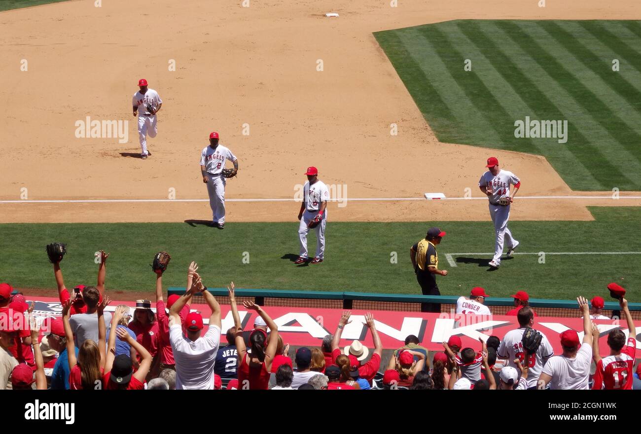 I giocatori di baseball degli Angeli di Los Angeles ricevono il loro coraggio dai loro fan mentre si dirigono al dugout, Angel Stadium di Anaheim in California, Stati Uniti Foto Stock