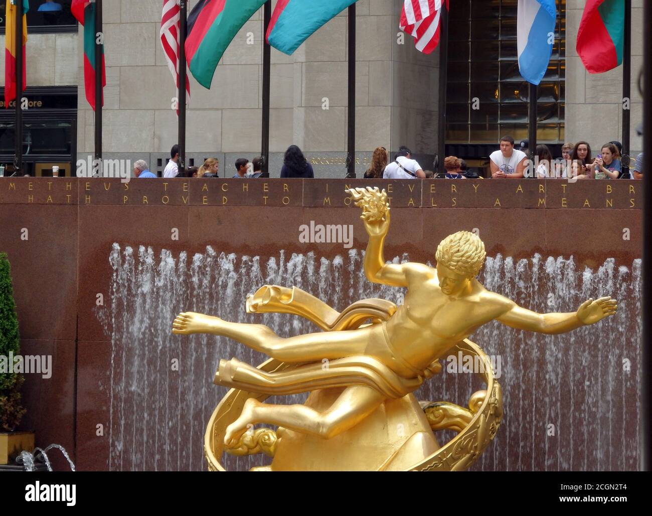 Statua e bandiere di Prometheus al Rockefeller Center, New York City, Stati Uniti Foto Stock