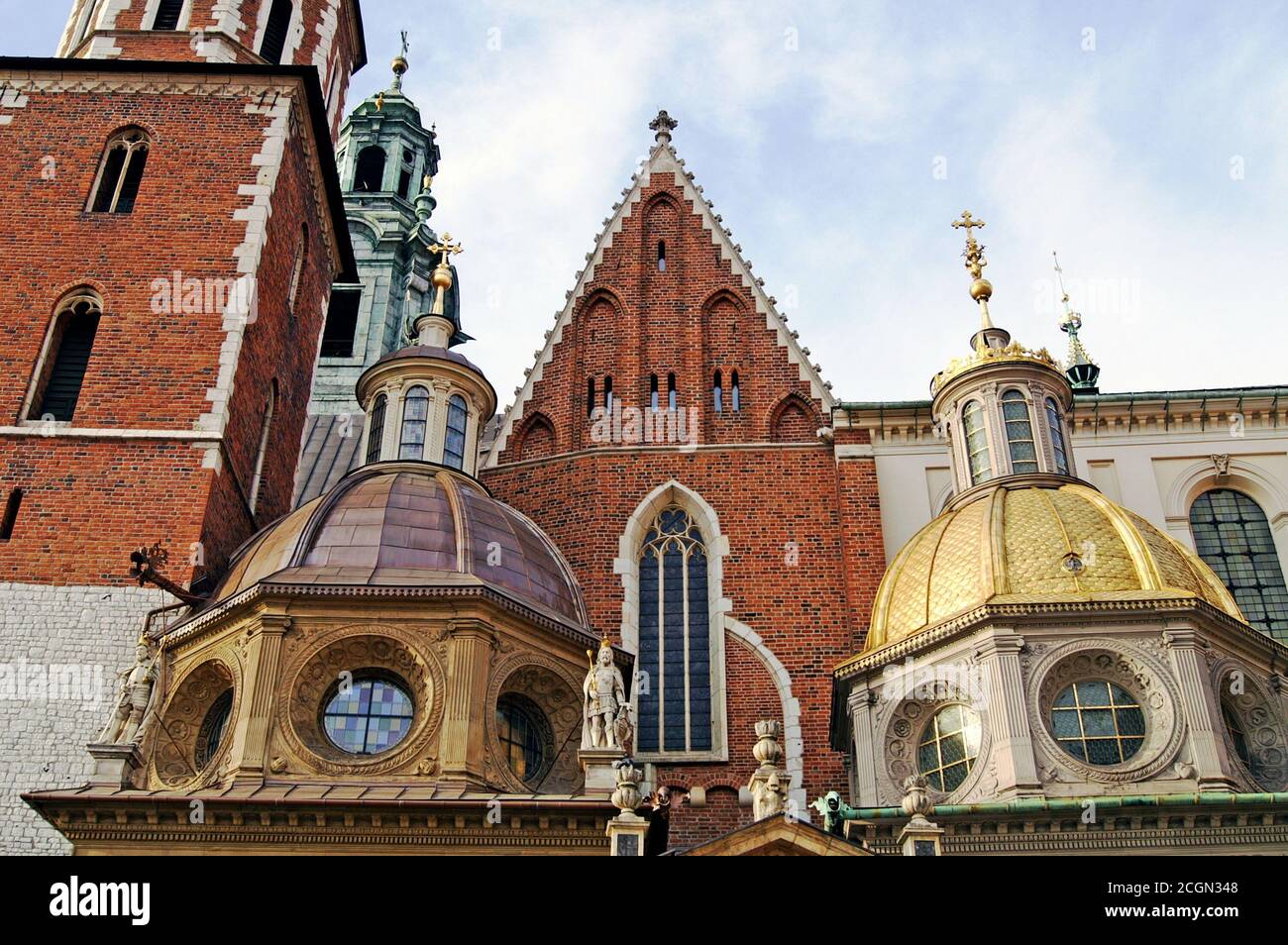Consacrato nel 1364, diversi stili architettonici sono stati utilizzati per il Castello reale Cattedrale di Wawel a Cracovia, in Polonia. Foto Stock