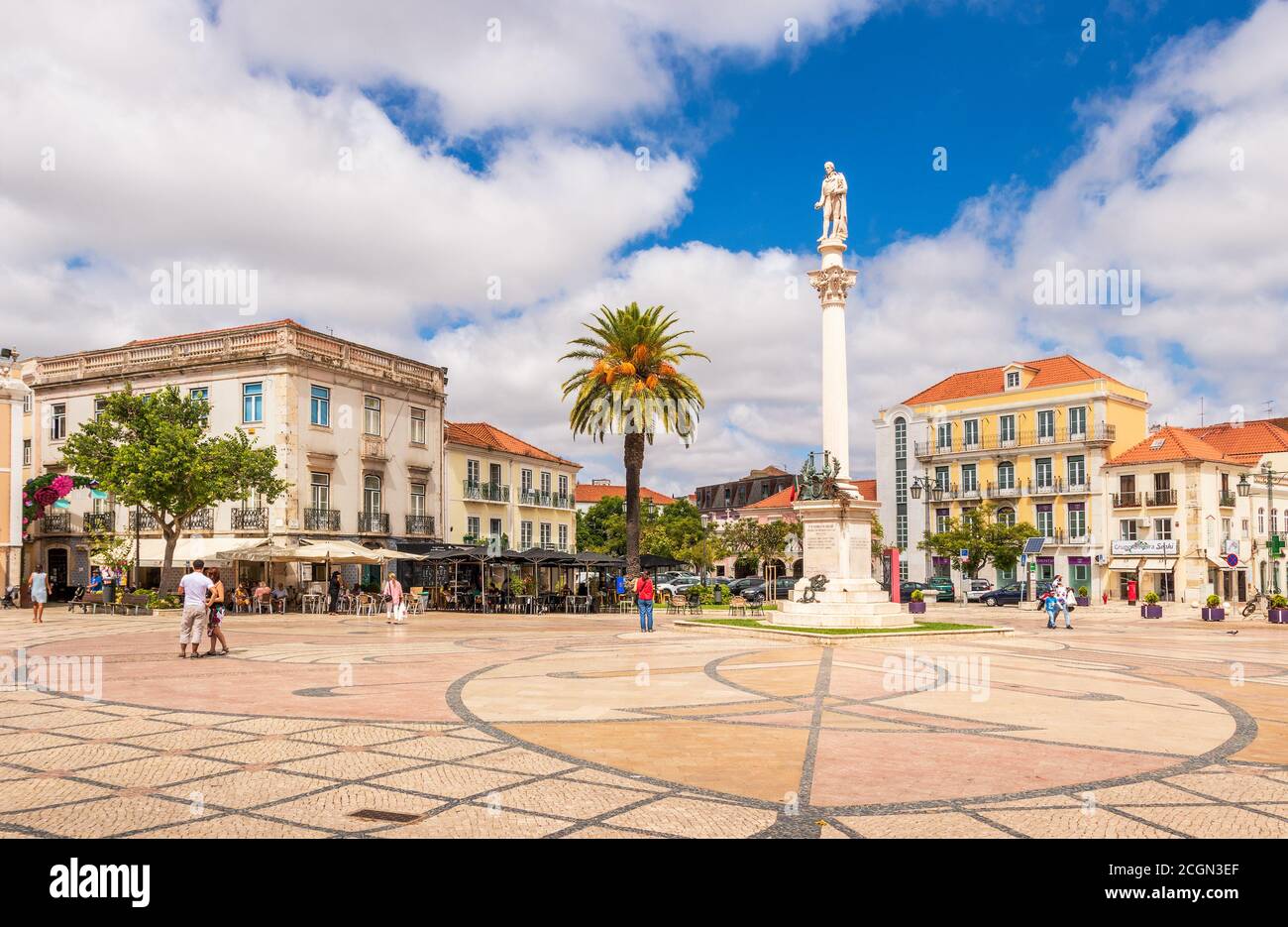 Setubal, Portogallo - 28 agosto 2020: Vista della piazza Bocage a Setubal, Portogallo, con enfasi sulla statua del poeta Bocage. Foto Stock