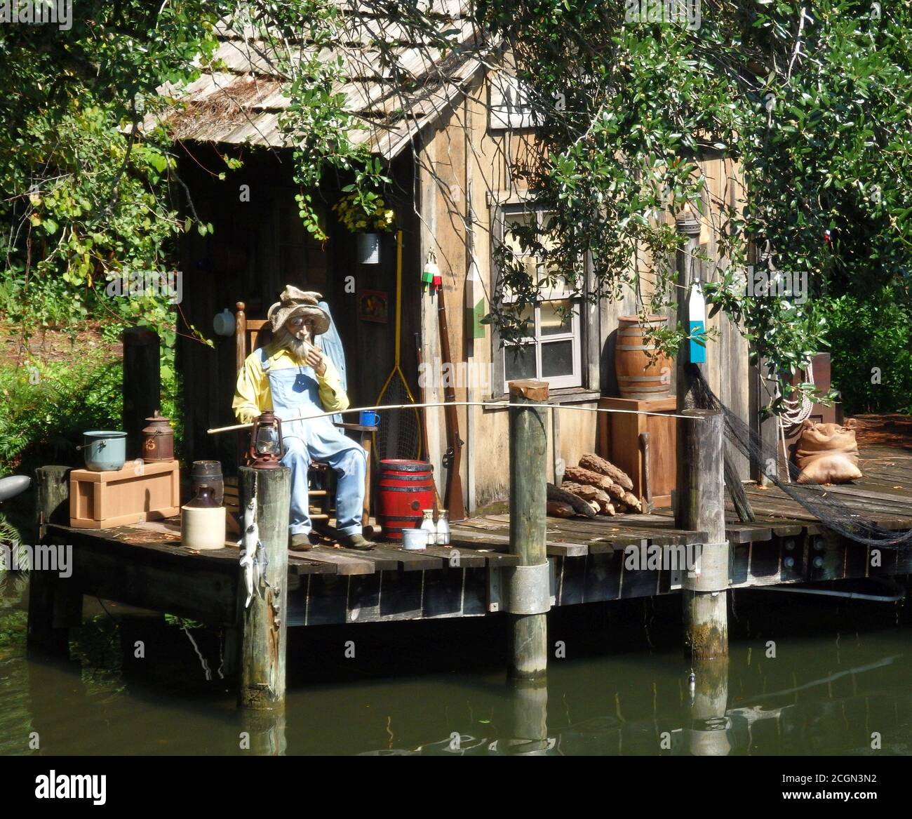 Negozio di esche Alligator Swamp con Beacon Joe seduto fuori a Magic Kingdom, Walt Disney World, Orlando Florida, Stati Uniti Foto Stock