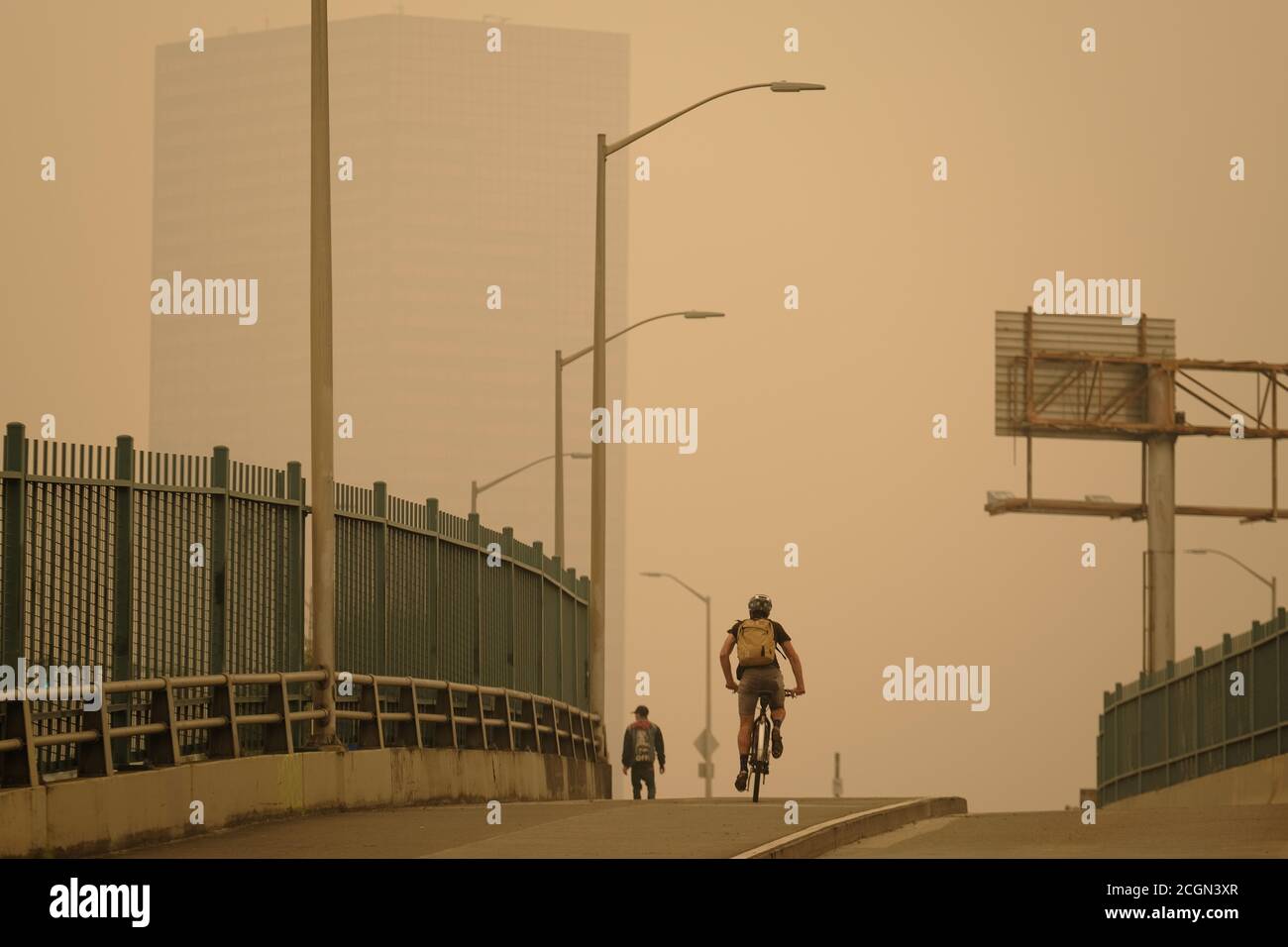 Portland, Stati Uniti. 11 Settembre 2020. Un ciclista attraversa il Morrison Bridge in un centro di Portland, Ore., pieno di fumo, il 11 settembre 2020. Oltre un milione di acri hanno bruciato in tutto lo stato mentre si accampica con storici incendi che hanno sfollato più di 500,000 persone. (Foto di Alex Milan Tracy/Sipa USA) Credit: Sipa USA/Alamy Live News Foto Stock