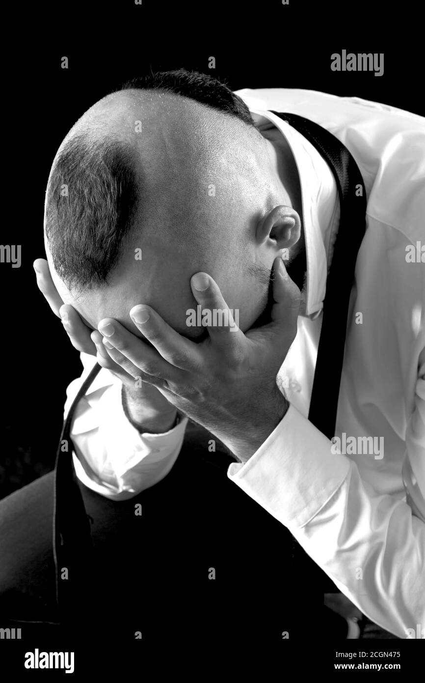 Primo piano ritratto di un giovane e disperato maschio caucasico che piange bianco e nero Foto Stock
