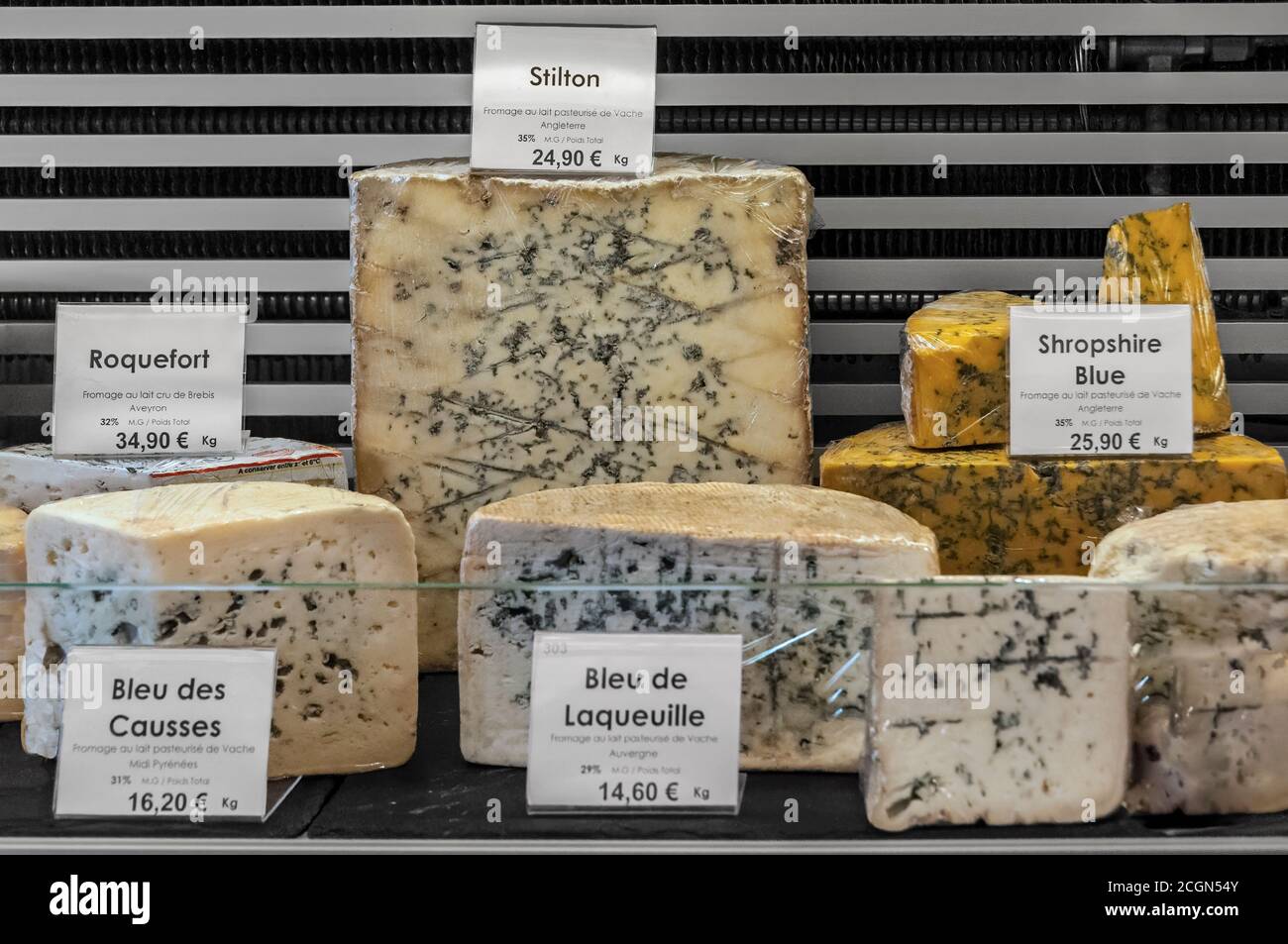 Varietà di roquefort e di formaggio blu in un contenitore a temperatura controllata, pronte per la vendita in un negozio di formaggio di Parigi, Francia (Fromagerie). Foto Stock