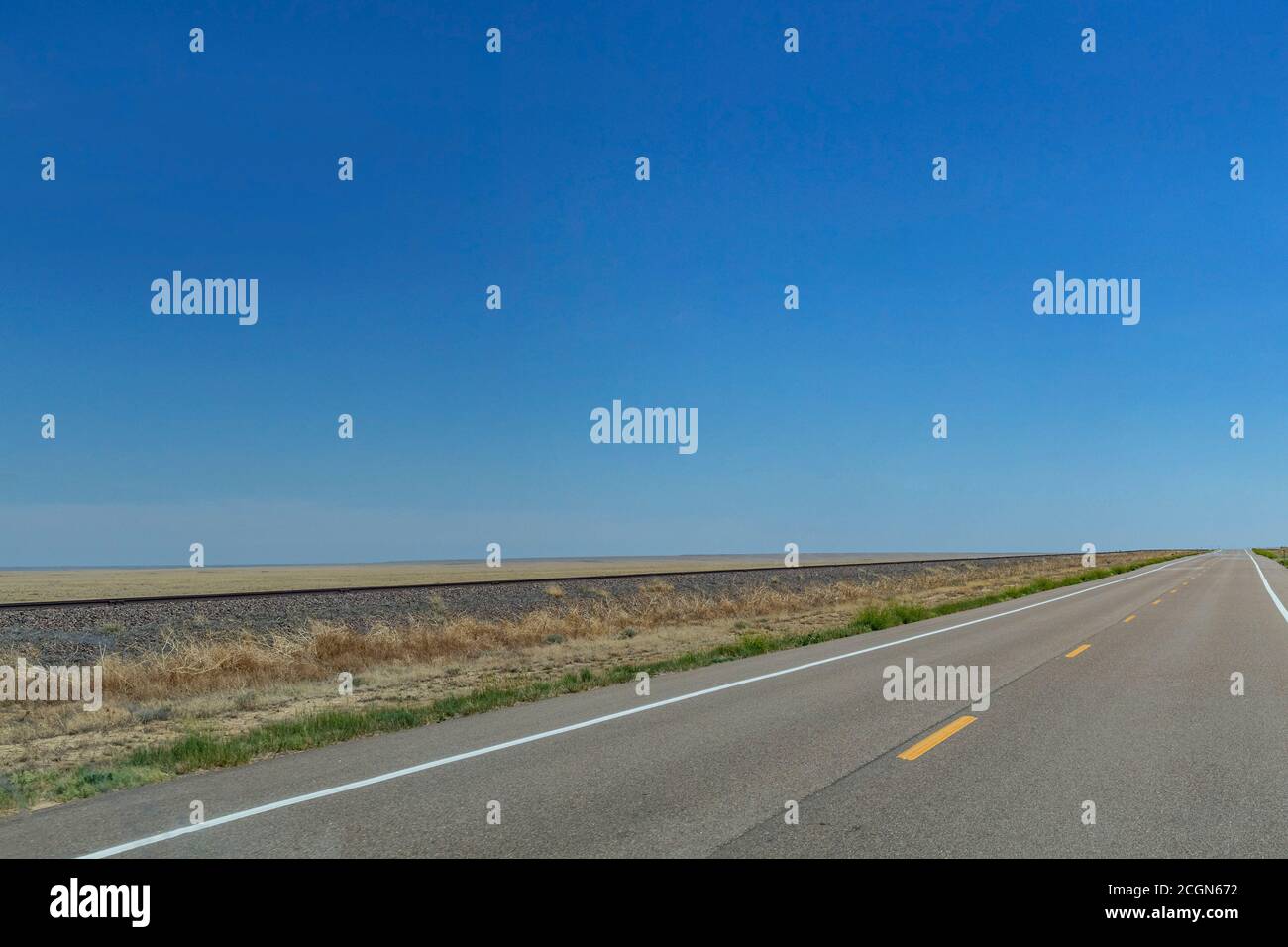 Strada autostradale aperta con binari ferroviari paralleli, Kansas, USA Foto Stock