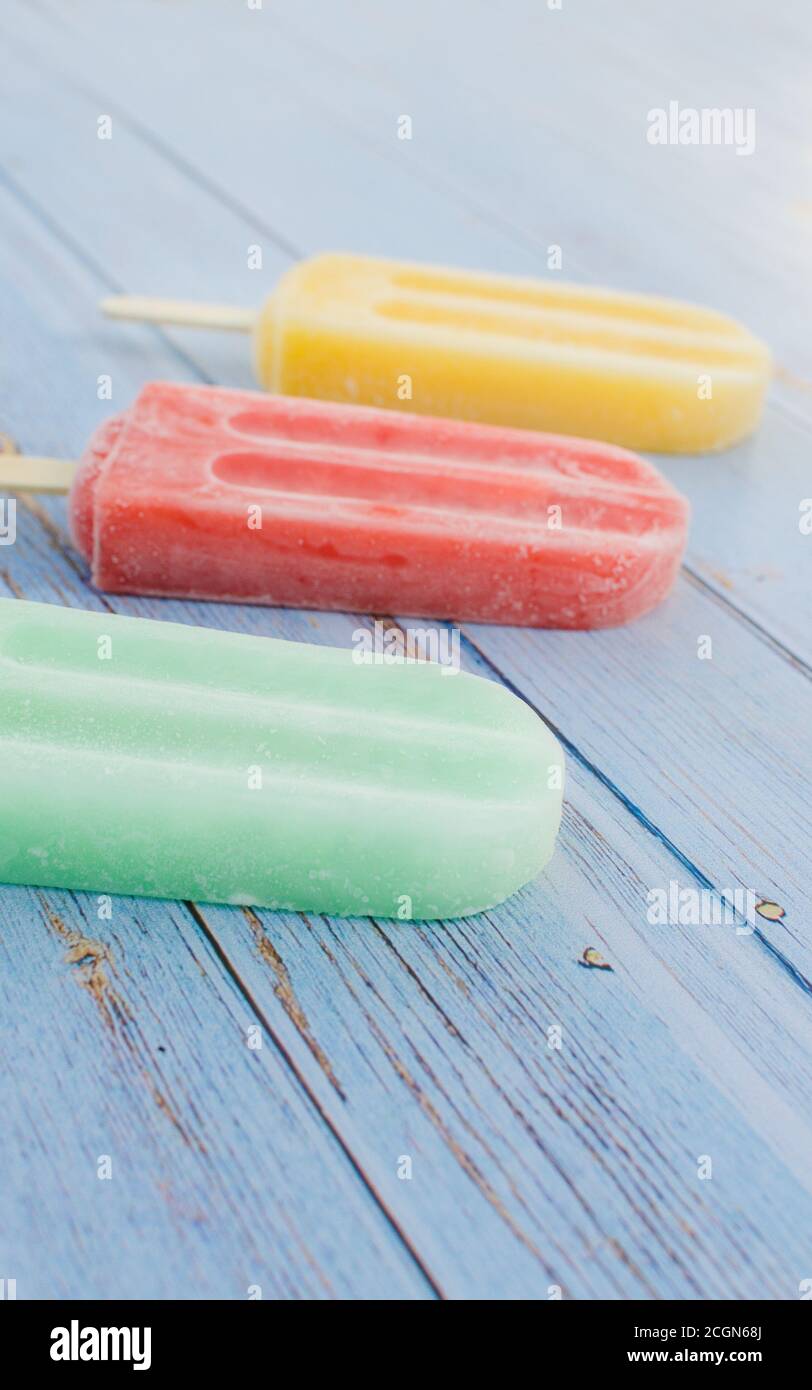 Passion Fruit, Fragola e Possicola di Limone in Blu sfondo rustico Foto Stock