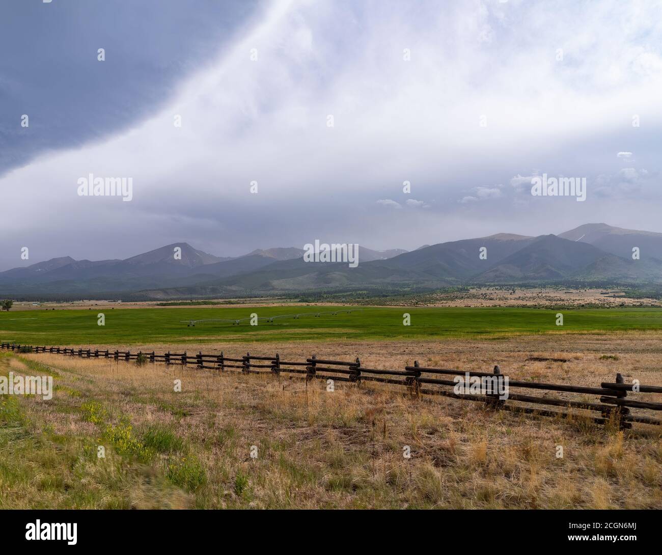 Split rail recinto, Montagne Rocciose, Colorado, Stati Uniti Foto Stock