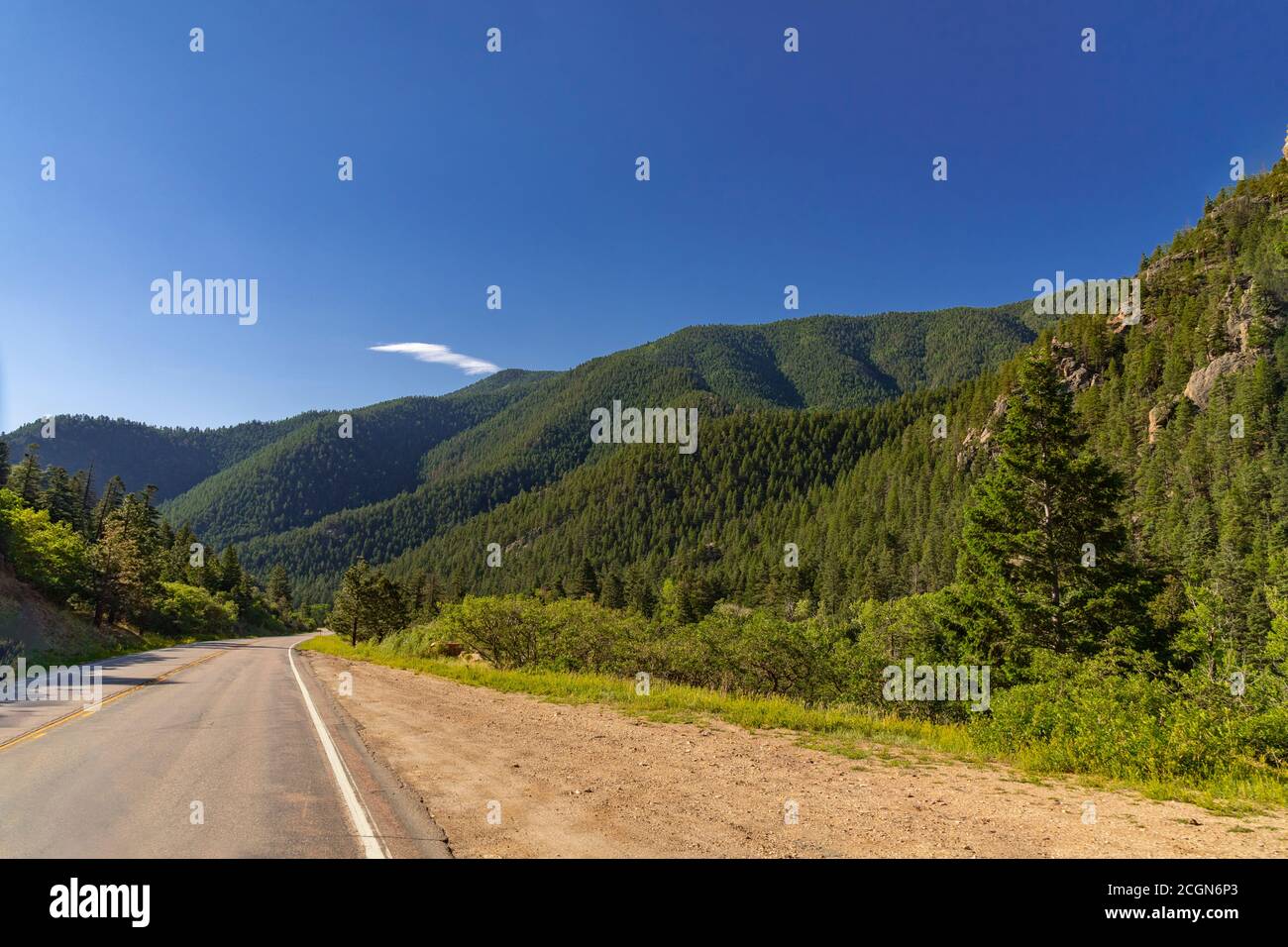 Tranquilla strada aperta attraverso le montagne del Colorado Foto Stock