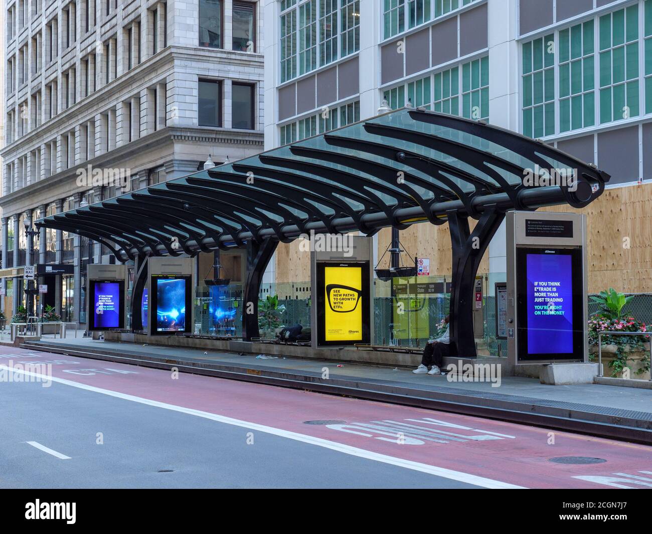 Piattaforma della stazione degli autobus su Washington Street durante la pandemia COVID-19. Centro di Chicago. Foto Stock