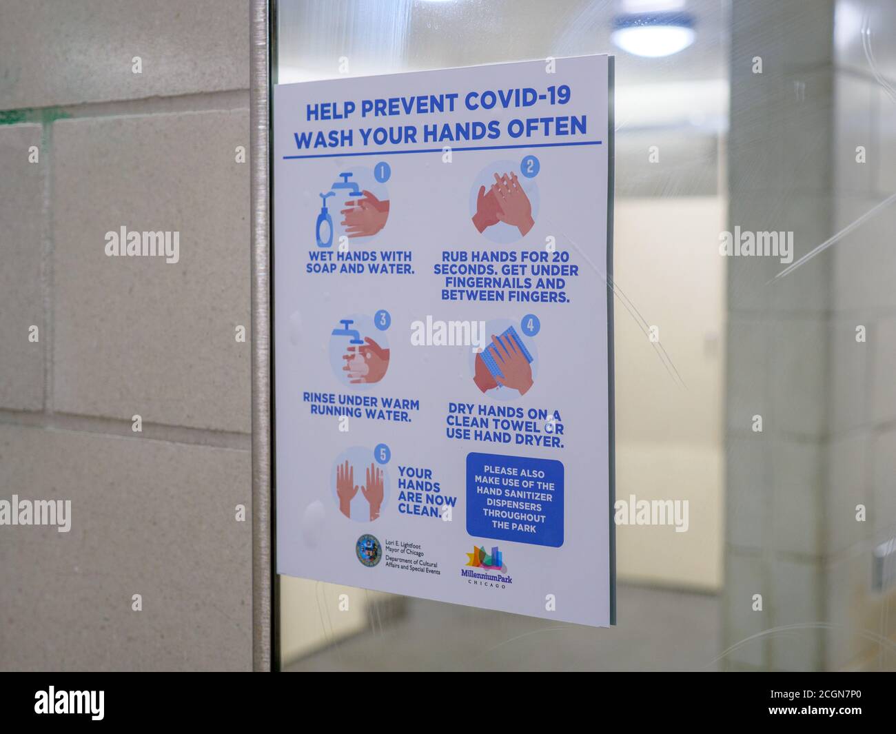 Istruzioni per il lavaggio delle mani in toilette pubbliche durante la pandemia COVID-19. Millennium Park, Chicago, Illinois. Foto Stock